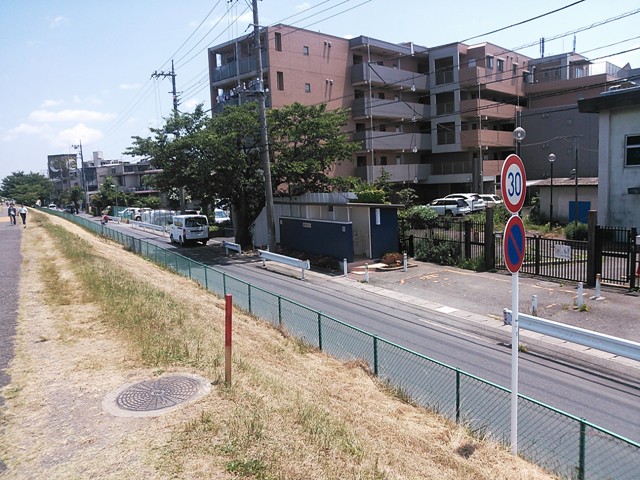 土手の近くの公衆トイレ